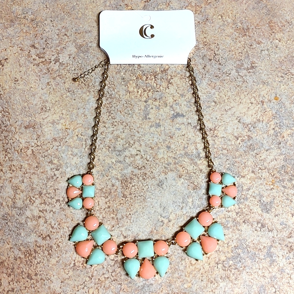 🐾 2 For $16 Pale Green & Pale Pink Lucite Gemstone Statement Necklace - Picture 3 of 3